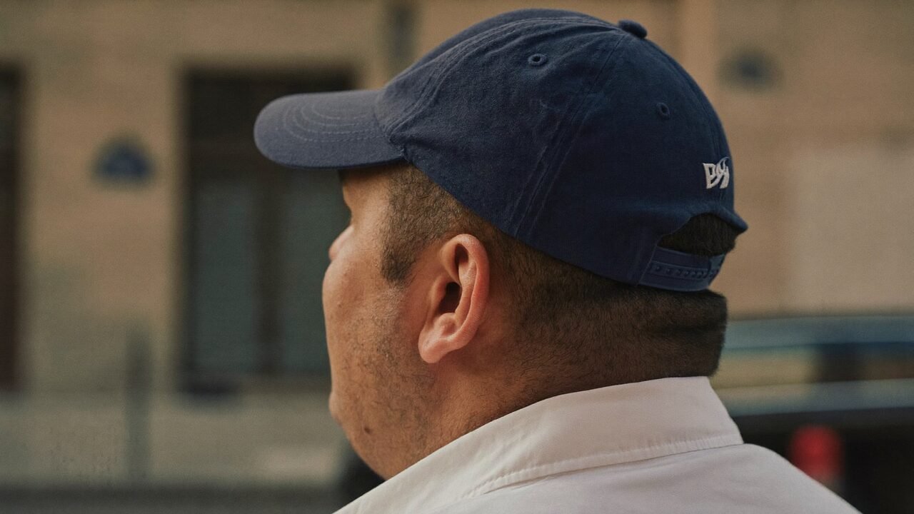 Quelle casquette pour grosse tête : homme portant une casquette profonde confortable