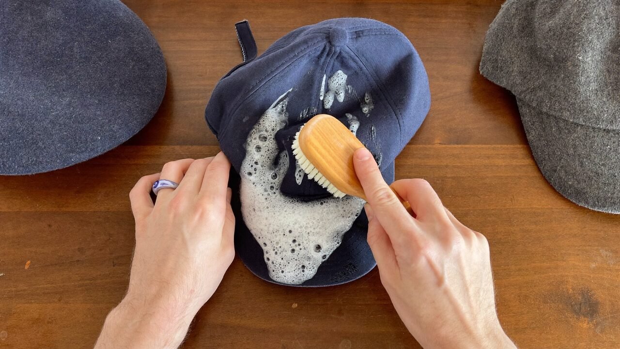 Nettoyage à la main d'une casquette avec une brosse douce
