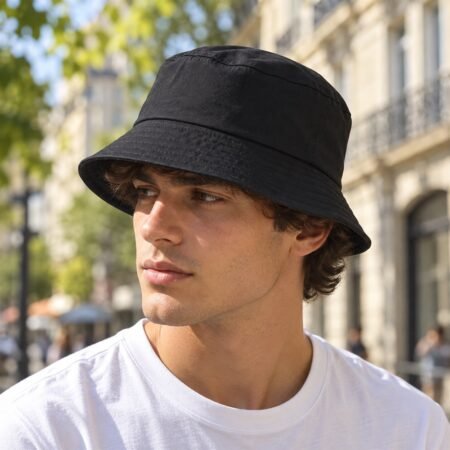 Homme portant un bob en coton pliable